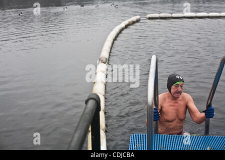 Feb 23, 2011 - Londres, Angleterre, Royaume-Uni - Ron sort du lido après sa baignade. Pluie ou soleil, hiver comme été, les membres du Club de natation de Serpentine recueillir à la Serpentine Lido dans Hyde Park tout au long de l'année. La serpentine Swimming Club est l'un des plus anciens clubs de natation dans le pays datant Banque D'Images