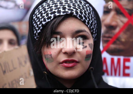 Feb 23, 2011 - Londres, Angleterre, Royaume-Uni - pro et anti Kadhafi Libye la démocratie par centaines manifestants manifester devant l'ambassade américaine à appeler pour le gouvernement américain pour faire pression sur Kadhafi pour arrêter le massacre de la mise à mort des manifestants libyens. (Crédit Image : © Medyan/ Dairieh Banque D'Images