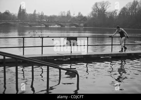 Feb 23, 2011 - Londres, Angleterre, Royaume-Uni - Francis après son bain Février. Pluie ou soleil, hiver ou été - Serpentine Swimming Club membres recueillir à la Serpentine Lido dans Hyde Park tout au long de l'année. La serpentine Swimming Club est l'un des plus anciens clubs de natation dans le pays datant de 1 Banque D'Images