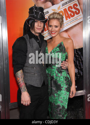 23 février 2011 - Hollywood, Californie, États-Unis - Dec 23, 2011 - Hollywood, Californie, USA - Acteur NICKY WHELAN & Date de l'arrivée à 'Hall Pass' Première mondiale tenue au Cinerama Dome. (Crédit Image : © Lisa O'Connor/ZUMAPRESS.com) Banque D'Images