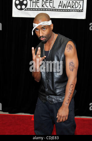 24 février 2011 - Las Vegas, Nevada, USA - Celebrity impersonator JOSH HARRAWAY comme Tupac Shakur arrive à la 20e Conférence annuelle de la remise des Prix du tambour avec les imitateurs d'célébrité au Golden Nugget Hotel & Casino le jeudi 24 février 2011 à Las Vegas, Nevada. (Crédit Image : © David Becker/ZUMAPRESS Banque D'Images