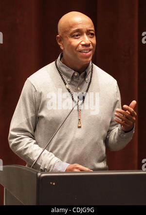 Le 25 février 2011 - Seattle, Washington, USA - RUSSELL SIMMONS, entrepreneur et co-fondateur de l'étiquette hip-hop Def Jam, parle de son nouveau livre, ''Super riche : un guide pour tout avoir'' à la Bibliothèque Publique de Seattle Central Library. (Crédit Image : © Marcus/ZUMAPRESS.com) Donner Banque D'Images