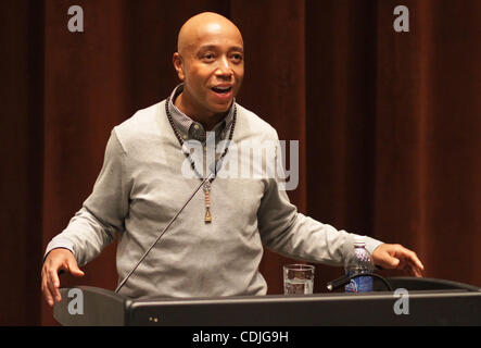 Le 25 février 2011 - Seattle, Washington, USA - RUSSELL SIMMONS, entrepreneur et co-fondateur de l'étiquette hip-hop Def Jam, parle de son nouveau livre, ''Super riche : un guide pour tout avoir'' à la Bibliothèque Publique de Seattle Central Library. (Crédit Image : © Marcus/ZUMAPRESS.com) Donner Banque D'Images