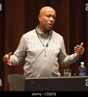 Le 25 février 2011 - Seattle, Washington, USA - RUSSELL SIMMONS, entrepreneur et co-fondateur de l'étiquette hip-hop Def Jam, parle de son nouveau livre, ''Super riche : un guide pour tout avoir'' à la Bibliothèque Publique de Seattle Central Library. (Crédit Image : © Marcus/ZUMAPRESS.com) Donner Banque D'Images