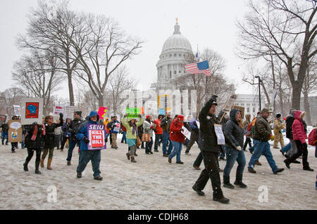 26 févr. 2011 - Madison, Wisconsin, États-Unis - Des milliers de manifestants foule le capitole pour protester contre le projet de budget Le projet de loi de réparation. Les manifestants ont occupé l'intérieur du bâtiment depuis 12 jours pour protester contre la tentative du Gouverneur Walker à pousser à travers le projet de loi qui restreindrait colle Banque D'Images