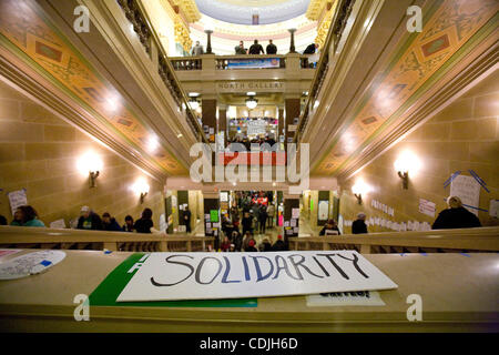 26 févr. 2011 - Madison, Wisconsin, États-Unis - remplir les salles et les manifestants à rotonde du capitole pour protester contre le projet de budget Le projet de loi de réparation. Les manifestants ont occupé l'intérieur du bâtiment depuis 12 jours pour protester contre la tentative du Gouverneur Walker à pousser à travers la loi qui res Banque D'Images