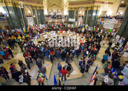 26 févr. 2011 - Madison, Wisconsin, États-Unis - remplir les salles et les manifestants à rotonde du capitole pour protester contre le projet de budget Le projet de loi de réparation. Les manifestants ont occupé l'intérieur du bâtiment depuis 12 jours pour protester contre la tentative du Gouverneur Walker à pousser à travers la loi qui res Banque D'Images