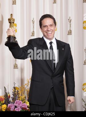 27 févr. 2011 - Hollywood, Californie, États-Unis - Réalisateur Lee Unkrich pose dans la salle de presse au cours de la 83e Academy Awards annuel (crédit Image : © Lisa O'Conner/ZUMAPRESS.com) Banque D'Images