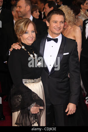 27 février 2011 - Hollywood, Californie, États-Unis - l'acteur Jeremy Renner portant un smoking Yves Saint Laurent et VALERIE CEARLEY mère arrive sur la 83e assemblée annuelle de l'Academy Awards Oscars Oscar tapis rouge. (Crédit Image : © Lisa O'Connor/ZUMAPRESS.com) Banque D'Images