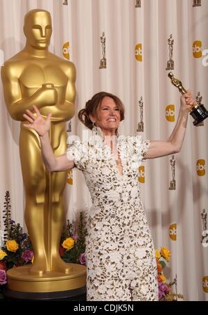 27 févr. 2011 - Hollywood, Californie, États-Unis - Actrice MELISSA LEO portant une robe Marc Bouwer célèbre dans la salle de presse au cours de la 83rd Annual Academy Awards. (Crédit Image : © Lisa O'Conner/ZUMAPRESS.com) Banque D'Images