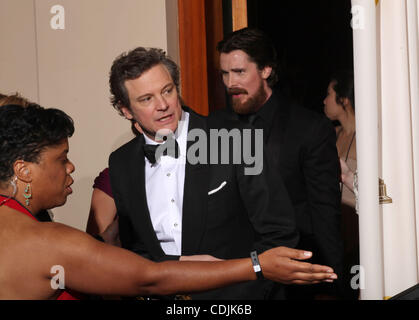 27 févr. 2011 - Hollywood, Californie, États-Unis - Oscar gagnants Colin Firth (Meilleure performance par un acteur dans un rôle de premier plan pour "Le discours du roi") portant un smoking Tom Ford et CHRISTIAN BALE (Meilleure performance par un acteur dans un rôle de soutien pour l 'Fighter') portant un costume Gucci, regarder, et cufflink Banque D'Images