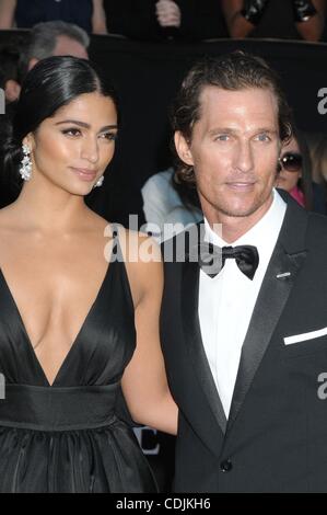 27 février 2011 - Los Angeles, Californie, USA - 27 févr., 2011 - Los Angeles, Californie, USA - Actrice CAMILA ALVES, l'acteur Matthew mcconaughey à la 83e Academy Awards qui a eu lieu au Kodak Theatre, à Hollywood. (Crédit Image : © Paul Fenton/ZUMAPRESS.com) Banque D'Images