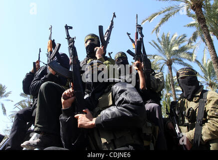 28 févr. 2011 - Deir al-Balah, dans la bande de Gaza - des militants du Djihad islamique masqués attendre à côté de la maison familiale de Abeed Shaheen, tués par des obus israélien dimanche, à Deir al-Balah le camp de réfugiés. (Crédit Image : © Ashraf Amra/apaimages/ZUMApress.com) Banque D'Images