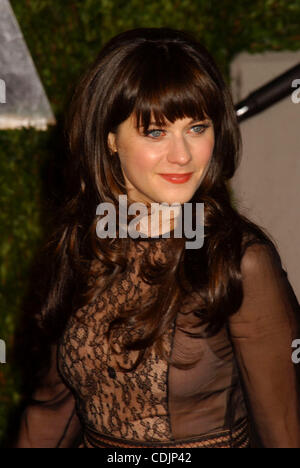 28 févr. 2011 - Hollywood, Californie, États-Unis - Zooey Deschanel ASSISTE À LA VANIT .OSCAR JUSTE PARTIE AU SUNSET TOWER WEST HOLLYWOO,CA SUR.février 2011.. J15384PR.(Image Crédit : Â© Phil Roach/Photos/ZUMAPRESS.com) Globe Banque D'Images