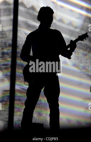 28 févr. 2011 - Phoenix, Arizona, États-Unis d'Amérique - Brad Delson de Linkin Park il se produit sur scène à l'US Airways Center de Phoenix, Arizona pendant leur tournée 2011 Mille Soleils. (Crédit Image : © inférieur gène/global/ZUMAPRESS.com) Southcreek Banque D'Images