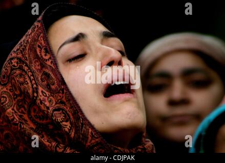 Mar 01, 2011 - Srinagar, au Cachemire, en Inde - Cachemire femmes musulmanes pleurer pendant la procession funéraire de Showkat Ali Khan. L'ingénieur et deux policiers ont été blessés lors d'une grenade dans la région de Srinagar Batmaloo dans la soirée du 28 février 2011. Il a succombé à ses blessures à l'hôpital dans le m Banque D'Images