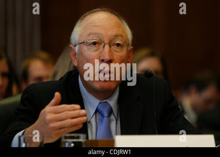 Mar. 2, 2011 - Washington, D.C., États-Unis - Secrétaire à l'intérieur KEN SALAZAR témoigne devant le Sénat l'énergie et des ressources naturelles l'audience du Comité de l'intérieur du budget du Ministère pour l'exercice2012. (Crédit Image : © James Berglie/ZUMAPRESS.com) Banque D'Images