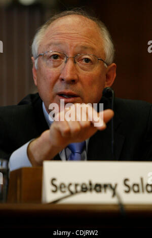 Mar. 2, 2011 - Washington, D.C., États-Unis - Secrétaire à l'intérieur KEN SALAZAR témoigne devant le Sénat l'énergie et des ressources naturelles l'audience du Comité de l'intérieur du budget du Ministère pour l'exercice2012. (Crédit Image : © James Berglie/ZUMAPRESS.com) Banque D'Images