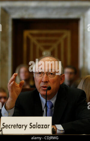 Mar. 2, 2011 - Washington, D.C., États-Unis - Secrétaire à l'intérieur KEN SALAZAR témoigne devant le Sénat l'énergie et des ressources naturelles l'audience du Comité de l'intérieur du budget du Ministère pour l'exercice2012. (Crédit Image : © James Berglie/ZUMAPRESS.com) Banque D'Images