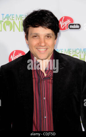 Mar. 2, 2011 - Los Angeles, Californie, États-Unis - Ralph Macchio participant à la Los Angeles Première de ''Take Me Home Tonight'' qui a eu lieu au Regal Cinemas à Los Angeles, Californie Le 3/2/11. 2011.K67726(LONG DROIT Crédit : Â© D. Long/Globe Photos/ZUMAPRESS.com) Banque D'Images