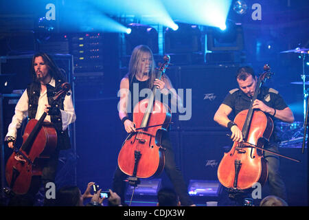 Mar. 3, 2011 - Fort Lauderdale, Floride, États-Unis d'Amérique - Apocalyptica effectue sur scène à la Chambre de culture de Fort Lauderlade, Floride, lors de leur tournée 2011 7e symphonie (crédit Image : © Luis Blanco/ZUMApress.com) Southcreek/mondial Banque D'Images