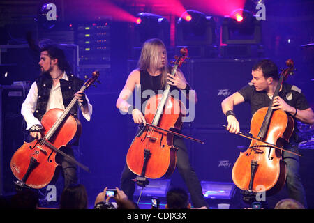 Mar. 3, 2011 - Fort Lauderdale, Floride, États-Unis d'Amérique - Apocalyptica effectue sur scène à la Chambre de culture de Fort Lauderlade, Floride, lors de leur tournée 2011 7e symphonie (crédit Image : © Luis Blanco/ZUMApress.com) Southcreek/mondial Banque D'Images