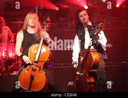 Mar. 3, 2011 - Fort Lauderdale, Floride, États-Unis d'Amérique - Apocalyptica effectue sur scène à la Chambre de culture de Fort Lauderlade, Floride, lors de leur tournée 2011 7e symphonie (crédit Image : © Luis Blanco/ZUMApress.com) Southcreek/mondial Banque D'Images