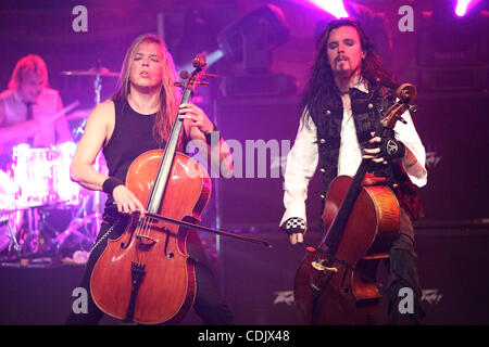 Mar. 3, 2011 - Fort Lauderdale, Floride, États-Unis d'Amérique - Apocalyptica effectue sur scène à la Chambre de culture de Fort Lauderlade, Floride, lors de leur tournée 2011 7e symphonie (crédit Image : © Luis Blanco/ZUMApress.com) Southcreek/mondial Banque D'Images