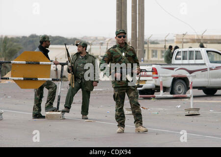 Mar 4, 2011 - Ras Lanuf, Ras Lanuf, Jamahiriya arabe libyenne - combattants rebelles tir lors de bombardement par des soldats fidèles au dirigeant libyen Mouammar Kadhafi dans une bataille près de Ras Lanuf. Des rebelles lourdement armés se sont affrontés avec les forces fidèles à Kadhafi le vendredi à la périphérie de la clé oil terminal de Ras L Banque D'Images