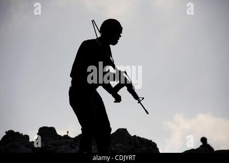 Mar 5, 2011 - Naplouse, Cisjordanie, Territoires palestiniens - Un soldat israélien vise son arme au cours d'une manifestation par affaires, des militants israéliens et palestiniens contre l'expansion des colonies juives dans le village d'Iraq Burin, au sud de la ville, dans le nord de la Cisjordanie à Naplouse. (Crédit Image : &# 1 Banque D'Images