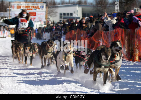 6 mars 2011 - Willow, Alaska, États-Unis - JODI BAILEY'S de l'équipe de chien de traîneau tire son à partir de la ligne de départ du début officiel de l'Iditarod Trail Sled Dog Race à Willow pour le début de la course de 1 150 milles à Nome. (Crédit Image : © Al Grillo/ZUMAPRESS.com) Banque D'Images