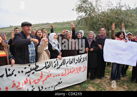 Les femmes palestiniennes crier des slogans lors de la manifestation des femmes dans le village de Burin, près de Naplouse, le mardi, 8 mars 2011. La manifestation était organisée par les femmes palestiniennes pour marquer la Journée internationale de la femme et contre l'expansion des colonies israéliennes. Photo de Wagdi Eshtayah Banque D'Images