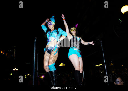 Mar 08, 2011 - San Diego, Californie, États-Unis - Parade festivaliers habiller durant Mardi Gras festivités dans le quartier Gaslamp de San Diego. (Crédit Image : &# 169 ; Scott A. Tugel/ZUMAPRESS.com) Banque D'Images