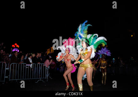 Mar 08, 2011 - San Diego, Californie, États-Unis - Parade festivaliers habiller durant Mardi Gras festivités dans le quartier Gaslamp de San Diego. (Crédit Image : &# 169 ; Scott A. Tugel/ZUMAPRESS.com) Banque D'Images