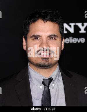 8 mars 2011 - Westwood, Californie, États-Unis - MICHAEL PENA arrive pour la première du film 'Battle : Los Angeles" au théâtre du village. (Crédit Image : © Lisa O'Connor/ZUMAPRESS.com) Banque D'Images