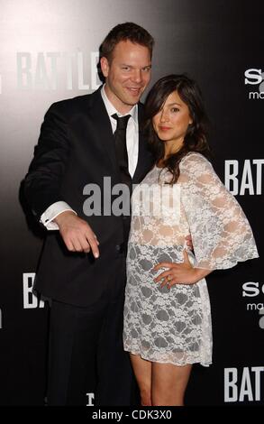 8 mars 2011 - Hollywood, Californie, États-Unis - JIM PARRACK & FEMME.Le Los Angeles Première de '' Battle : Los Angeles'' qui a eu lieu au Regency Village Theatre à Westwood, Californie Le 03-08-2011. 2011.I15663PR.(Image Crédit : © Phil Roach/Photos/ZUMAPRESS.com) Globe Banque D'Images
