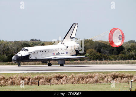 Mar. 9, 2011 - Cape Canaveral, Floride, États-Unis - la navette spatiale Discovery STS-133 (au centre spatial Kennedy pour la dernière fois après avoir effectué une mission de 13 jours vers la station spatiale internationale. (Crédit Image : © Don Montague/ZUMAPRESS.com) Southcreek/mondial Banque D'Images