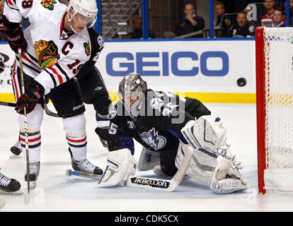 Mar. 9, 2011 - Tampa, FL - DIRK SHADD | fois .SP 332732    08 SHAD LA FOUDRE (03/09/11 TAMPA) Blackhawks de Chicago, Jonathan Toews (19) (au centre) dans le pli des patins comme gardien de Tampa Bay Dwayne Roloson (35) se battre sur un but par les Blackhawks Patrick Sharp (10) pour les Blackhawks deuxième g Banque D'Images