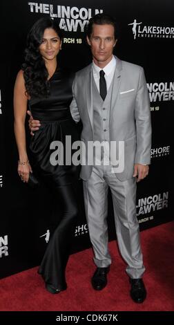 Mar. 10, 2011 - Los Angeles, Californie, USA - Mar 10, 2011 - Los Angeles, Californie, USA - Actrice CAMILA ALVES, l'acteur Matthew MCCONAUGHEY à 'l'avocat Lincoln' Los Angeles Premiere tenue à l'ArcLight Cinema, Hollywood. (Crédit Image : © Paul Fenton/ZUMAPRESS.com) Banque D'Images