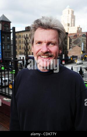 Mar. 11, 2011 - Manhattan, New York, États-Unis - JOHN GRAY, directeur du film ''White Irish Drinkers'' la semaine prochaine, photographiée au Playwrights Celtic Pub. (Crédit Image : © Bryan Smith/ZUMAPRESS.com) Banque D'Images