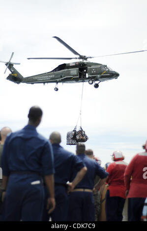 11 mars 2011 - Japon - 110312-N-3005P-314 Mer de Chine du Sud (11 mars 2011) marins et Marines regardez un SH-60F Sea Hawk, attribué aux chefs d'Escadron d'hélicoptères anti-sous-Light (HSL) 51 Det.11 embarqué à bord de la commande 7e flotte américaine USS phare Blue Ridge (LCC 19), qu'il con Banque D'Images