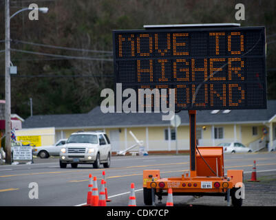 Mar. 11, 2011 - Wichester Bay, Oregon, États-Unis - des signes d'alerte aux tsunamis sont en place dans la communauté de Winchester Bay le long de la côte sud de l'Oregon après une alerte de tsunami a été publié après la devistating séisme au Japon. (Crédit Image : © Loznak ZUMAPRESS.com)/Robin Banque D'Images