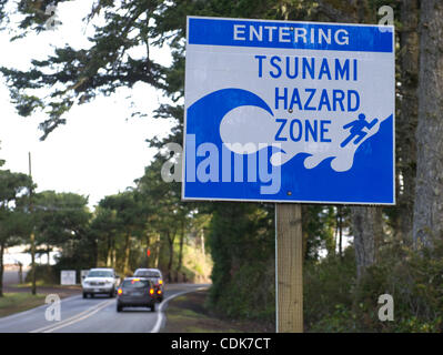 Mar. 11, 2011 - Wichester Bay, Oregon, États-Unis - des signes d'alerte aux tsunamis sont en place dans la communauté de Winchester Bay le long de la côte sud de l'Oregon après une alerte de tsunami a été publié après la devistating séisme au Japon. (Crédit Image : © Loznak ZUMAPRESS.com)/Robin Banque D'Images