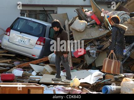 12 mars 2011 - Fukushima, Japon - deux personnes reflétant parmi les décombres du tsunami. (Crédit Image : © Koichi Kamoshida/Jana Press/zReportage.com/ZUMA) Banque D'Images