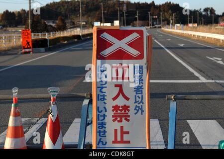 12 mars 2011 - Fukushima, le Japon - la route derrière à 10 km de la centrale nucléaire de Fukushima-generating plant est bloqué de Fukushima, au Japon. Le rayon de 10km autour des plantes sont fermées comme le tremblement de terre de magnitude 8,8 a frappé le nord du Japon et il y a eu une explosion à la centrale nucléaire et les murs de la Banque D'Images