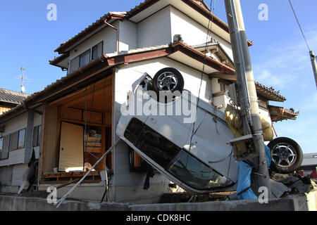 12 mars 2011 - Fukushima, Japon - Chambre et des voitures ont été endommagés de Fukushima, au Japon par le tsunami causé par le grand tremblement de terre qui a frappé le nord du Japon. Le tremblement de terre de magnitude 8,9 a frappé le nord du Japon et il y a eu une explosion à la centrale nucléaire la et les murs de la centrale nucléaire est tombé Banque D'Images