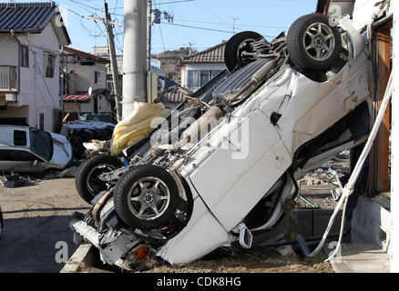 12 mars 2011 - Fukushima, Japon - Chambre et des voitures ont été endommagés de Fukushima, au Japon par le tsunami causé par le grand tremblement de terre qui a frappé le nord du Japon. Le tremblement de terre de magnitude 8,9 a frappé le nord du Japon et il y a eu une explosion à la centrale nucléaire la et les murs de la centrale nucléaire est tombé Banque D'Images