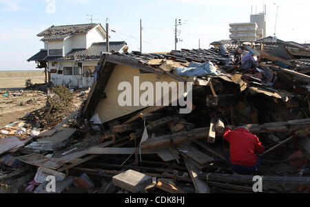 12 mars 2011 - Fukushima, Japon - maisons ont été endommagés de Fukushima, au Japon par le tsunami causé par le grand tremblement de terre qui a frappé le nord du Japon. Le tremblement de terre de magnitude 8,9 a frappé le nord du Japon et il y a eu une explosion à la centrale nucléaire la et les murs de la centrale nucléaire est tombé. Il Banque D'Images