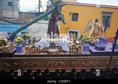 Mar 13, 2011 - Guatemala, Quetzaltenago - Cucuruchos ou transporteurs constitué de différents groupes de la fraternité catholique des groupes ou Los époque où naissent portent un flotteur, avec une représentation de Jésus de Nazareth sur elle pendant la première procession de carême. La procession a duré quatre heures en étirant la st Banque D'Images