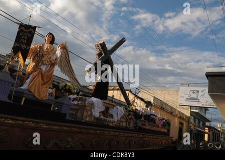 Mar 13, 2011 - Quetzaltenago, Guatemala - le flotteur avec une représentation de Jésus de Nazareth sur il est descendu l'avenue 14 au cours de la première procession du carême. (Crédit Image : &# 169 ; Josh Bachman/ZUMA Press) Banque D'Images